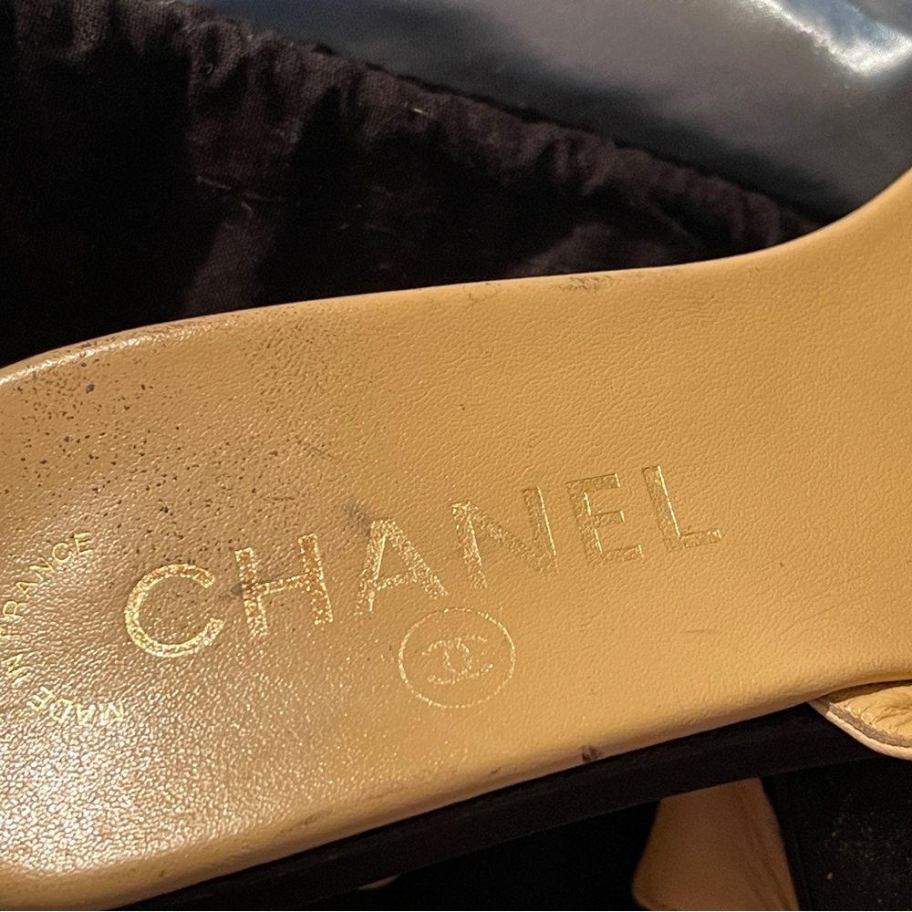 *RARE* CHANEL Beige Leather Slide Sandals with Gold CC Studs - Picture 7 of 9